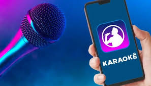 Cantar es una de las formas más alegres de expresarse y hoy en día ya no necesitas un costoso sistema de karaoke para disfrutar de este placer. ¡Con las aplicaciones de karaoke gratuitas, puedes convertir tu teléfono inteligente o tableta en un escenario personal en cualquier momento! 🌟 Si te apasiona la música y quieres cantar tus canciones favoritas con calidad y diversión, sigue leyendo para descubrir cómo estas aplicaciones pueden transformar tu experiencia musical. 🎤 En esta guía, exploraremos qué son las aplicaciones de karaoke gratuitas, cómo funcionan y cuáles son sus principales beneficios. ¡Prepárate para descubrir cómo estas aplicaciones pueden hacerte brillar como un verdadero artista! ¿Qué son las aplicaciones de karaoke gratuitas? Las aplicaciones de karaoke gratuitas son herramientas digitales que permiten a los usuarios cantar canciones acompañadas de letras en pantalla e instrumentos instrumentales de alta calidad. Estas aplicaciones ofrecen una forma práctica y asequible de hacer karaoke en cualquier lugar, sin necesidad de equipos especiales ni grandes inversiones. Funciones imperdibles de las aplicaciones de karaoke gratuitas Catálogo diverso de canciones 🎵: Con una amplia biblioteca de música, puedes elegir entre éxitos actuales y clásicos, explorando diferentes géneros y estilos. Letras en pantalla 📝: las letras de las canciones se muestran en la pantalla de su dispositivo, lo que facilita seguirlas y sincronizarlas con la melodía. Grabar y compartir 🎙️: Muchas aplicaciones te permiten grabar tus actuaciones y compartirlas con amigos o en las redes sociales, para que puedas mostrar tu talento. Efectos y Ajustes 🎛️: Algunas aplicaciones ofrecen herramientas para ajustar el tono, la velocidad de la música y agregar efectos especiales a tu voz, creando una experiencia personalizada. Modo multijugador y desafíos 🎉: algunas aplicaciones ofrecen funciones para competir con amigos o participar en desafíos de karaoke en línea, lo que hace que la experiencia sea aún más divertida. Ventajas de utilizar aplicaciones de karaoke gratuitas Optar por una aplicación de karaoke gratuita aporta varias ventajas que pueden enriquecer su experiencia de canto. Estos son algunos de los principales beneficios: Acceso Inmediato y Flexible 📲: Con una aplicación de karaoke, puedes cantar en cualquier momento y en cualquier lugar, convirtiendo cualquier momento en una oportunidad para dejar salir tu voz. Variedad de opciones de música 🎶: explore una amplia gama de música sin tener que comprar CD ni descargar archivos individuales. El acceso a un amplio catálogo de música está a solo un clic de distancia. Ahorro de tiempo y dinero 💵: No es necesario invertir en equipos costosos ni realizar grandes gastos. Con una aplicación gratuita, tienes todo lo que necesitas en la palma de tu mano. Interacción social 🌍: comparte tus actuaciones con amigos y familiares, participa en desafíos en línea e interactúa con otros entusiastas del karaoke para vivir una experiencia social enriquecedora. Diversión personalizada 🎈: Ajusta la configuración de la aplicación para adaptar la experiencia de karaoke a tu gusto personal, haciendo que cada sesión sea única y especial. Cómo aprovechar al máximo tu aplicación de karaoke gratuita Para asegurarte de aprovechar al máximo tu aplicación de karaoke gratuita, sigue estos consejos: Elige la aplicación adecuada 🔍: prueba diferentes aplicaciones para encontrar la que mejor se adapte a tus necesidades y preferencias. Comprueba la calidad de las canciones, la interfaz y las funciones ofrecidas. Utilice auriculares 🎧: El uso de auriculares puede mejorar la calidad del sonido y garantizar que escuche la música y su propia voz con claridad. Prepara el entorno 🏠: elige un entorno tranquilo y cómodo para cantar, minimizando las distracciones y asegurando una experiencia más inmersiva. Explora las funciones de la aplicación 🛠️: aprovecha todas las funciones de la aplicación, como efectos de voz y ajustes de velocidad, para personalizar tu experiencia y explorar nuevas posibilidades musicales. Diviértete y experimenta 🎤: El objetivo principal es divertirte y expresar tu creatividad. No te preocupes por la perfección; ¡Aprovecha el momento y deja que tu voz brille! Conclusión Las aplicaciones de karaoke gratuitas ofrecen una forma cómoda y económica de disfrutar del karaoke, llevando la diversión de las actuaciones musicales directamente a su dispositivo móvil. 🌟 Con una amplia gama de música, funciones personalizables y la capacidad de interactuar socialmente, estas aplicaciones son una excelente opción para quienes aman cantar y divertirse. 🎶 Explora las opciones disponibles, elige la aplicación que mejor se adapte a tus preferencias y comienza tu viaje musical hoy mismo. ¡Diviértete, deja salir tu voz y convierte cualquier momento en un espectáculo de karaoke!